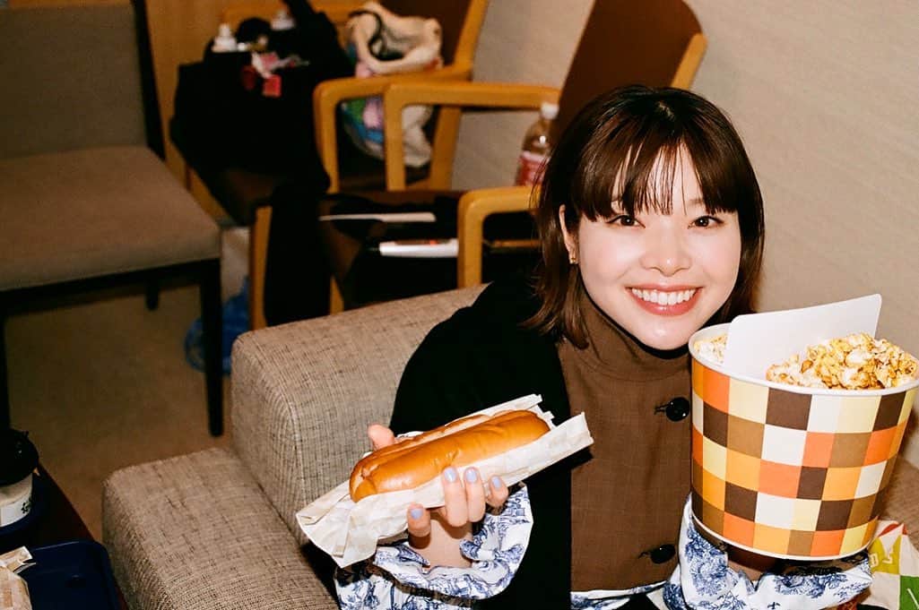 岸井ゆきののインスタグラム：「桜、満開じゃなくても綺麗だし、月は欠けててもきれい☺️ そういうことの繰り返し🌕🌓🌑 映画もドラマも見てね🍅🍎」