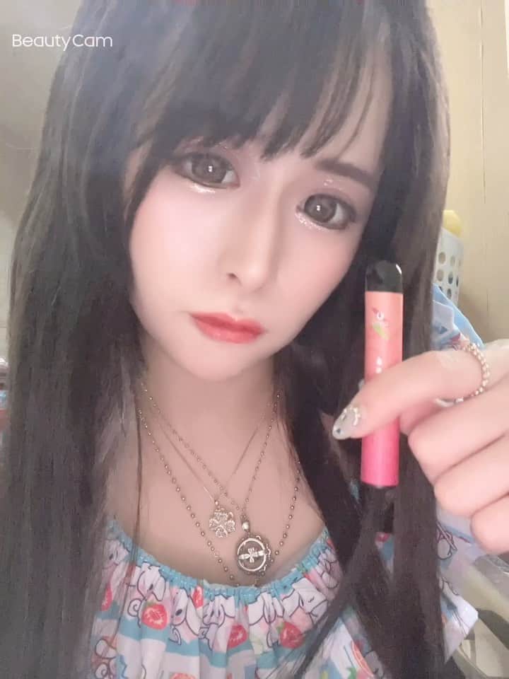 のインスタグラム：「こないだ発売した持ち運びできる 水タバコ〜(ᐡᴗ  ᴗᐡ)✨  ピーチのフレバーで 香りもとってもよくて 甘さも後味すっきりで 最高です🥰  みなさんもよかったら ゲットしてみてね‎ ૮ • ·̫ • ა  #cigcig#電子タバコ#シーシャ#chill#chilltime#peach#mint#blueberry#シグシグ#持ち運びシーシャ#リラックス#シーシャ好きと繋がりたい#pr#シグる」