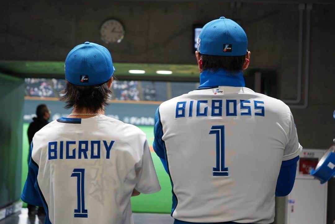 小林陵侑のインスタグラム：「BIGROY & BIGBOSS🤙🏼🤙🏼 @fighters_official 🎉 シーズンはこれから！ぶっ飛んでいきましょう⚾️ #ファンは宝物 #bigboss」