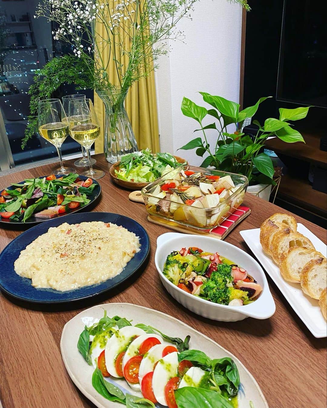 のインスタグラム：「Home party🥂💖 お友達と一緒に料理して楽しかった😊✨  【MENU】 ・タコとトマトのアヒージョ ・新じゃがとスペアリブのオーブン焼き ・ブリと春菊のカルパッチョ ・カプレーゼ ・リゾット ・サラダ  #homeparty #cooking #party #女子会 #女子会ディナー #女子会パーティー #ホームパーティー」