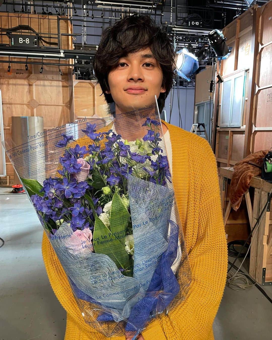 名探偵ステイホームズさんのインスタグラム写真 - (名探偵ステイホームズInstagram)「#名探偵ステイホームズ  後編放送までついにあと1時間‼️ 在宅探偵というニューヒーローを演じた我らが主演 #北村匠海 さん❣️✨ 後編は事件解決の為についに家を出ます‼️ 外に出たアタルの実にユニークな戦い、是非是非テレビの前で大笑いしてください‼️🤣 この後10時30分皆様是非宜しくお願いします‼️」4月10日 21時32分 - stayhomes_ntv
