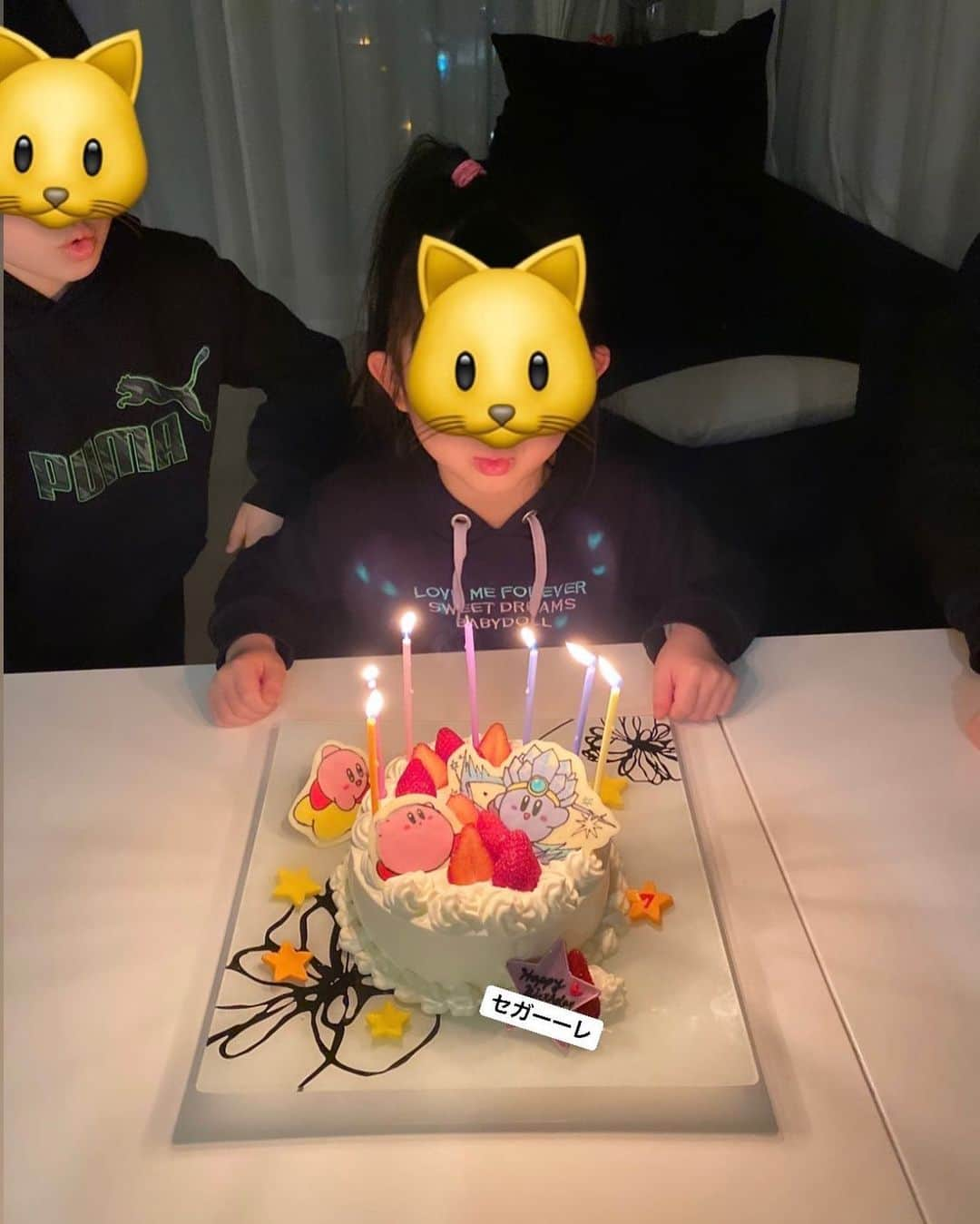 金子千尋さんのインスタグラム写真 - (金子千尋Instagram)「そして連日ですが 2022年のセガーーレの誕生日ケーキ🎂 ． セガーーレのリクエストは 👹思いのカービィでした！ ． #セガーレも横からローソク消そうとしてる🫣 #こっそりフーフー #兄弟あるある ？ #消してはつけての #順番フーフーも #兄弟あるある ？ #誕生日おめでとう🎊 ． ． そして今日は #教授 #またの名を #歩くコンディショニング博物館 #北山くんも誕生日㊗️ #北山亘基 #2勝目おめでとう @57kitayama  ． #今野Tも誕生日🎉 #今野愛はあるんか⁉️ ．」4月10日 21時33分 - kanekochihiro_official