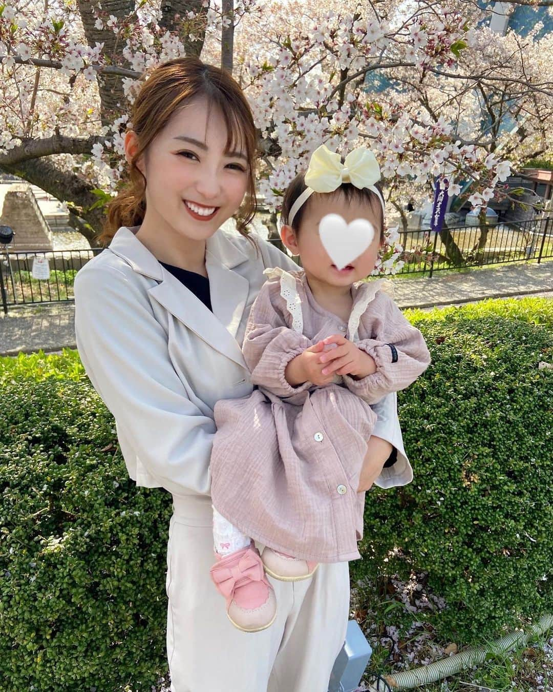 M-chanのインスタグラム：「． ． 娘の入園式🌸 去年と同じ場所で写真撮ったけど 大きくなったなあ👶🏻♥️  私--------------------------- set up▶︎ @lipservice_official  shoes▶︎ @re_rz   娘---------------------------- onepiece▶︎ @grbirthday  shoes▶︎ @24028.jp   #春コーデ #入園式コーデ #入学式コーデ #入園式ママコーデ #入学式ママコーデ #ママコーデ #オフィスカジュアル#通勤コーデ #フォーマルコーデ #お仕事コーデ#シンプルコーデ #大人カジュアルコーデ#ootd #リップサービス #バースデー購入品 #西松屋購入品  #今日のコーデ #女の子ベビー #女の子ママ　#1歳児ママ #令和ベビー#2021年ベビー#令和3年ベビー #1歳 #1歳女の子コーデ」