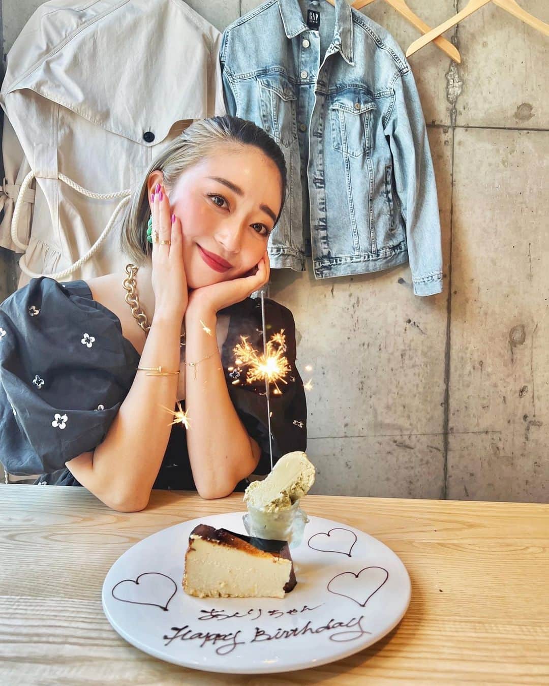 のインスタグラム：「先月だけど、 美味しいイタリアンで お祝いしてもろた🤍🤍🤍 @823hatsu  @7mayu2mayu ありがとう💋 この日も笑いすぎました🤭 次回の集まりも楽しみにしてます🤭🌸 #mybirthday #kobe #イタリアン#🍕」