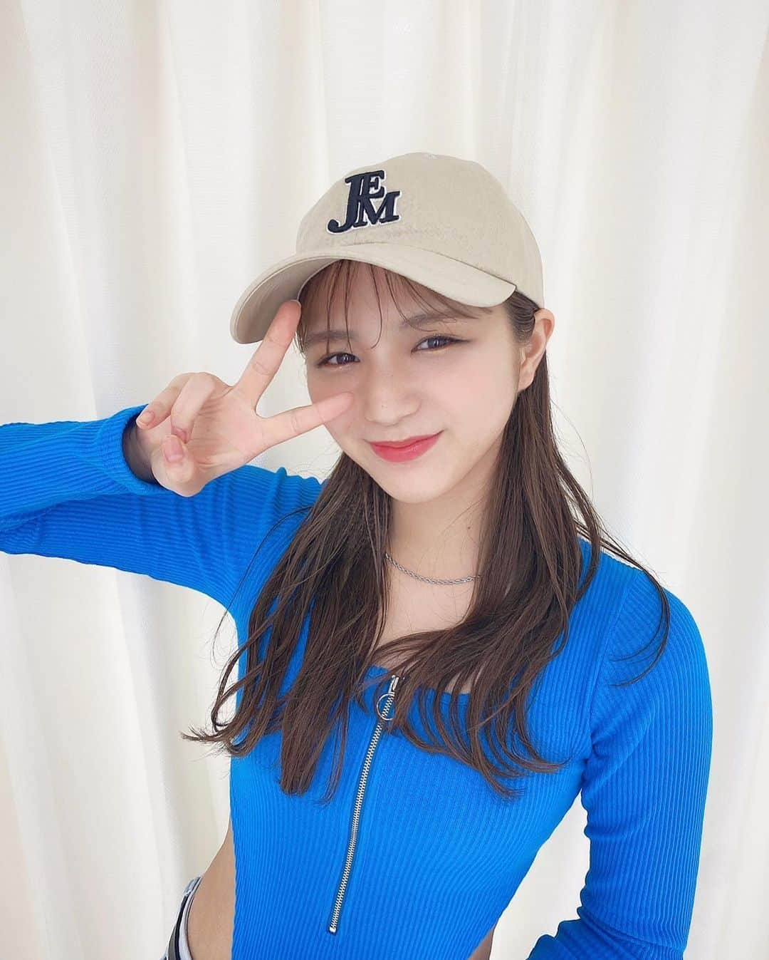 愛来さんのインスタグラム写真 - (愛来Instagram)「💙🧢👖  これもマイナビの撮影で着た衣装です！ どうかな？  #マイナビ #マイナビ進学 #愛来」4月10日 21時47分 - amefurasshi_aira_official_