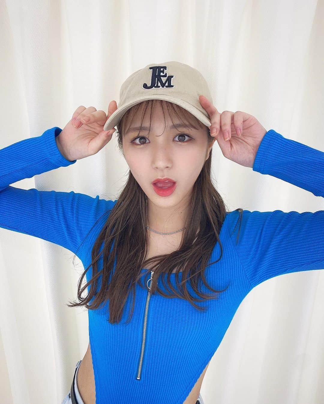 愛来さんのインスタグラム写真 - (愛来Instagram)「💙🧢👖  これもマイナビの撮影で着た衣装です！ どうかな？  #マイナビ #マイナビ進学 #愛来」4月10日 21時47分 - amefurasshi_aira_official_