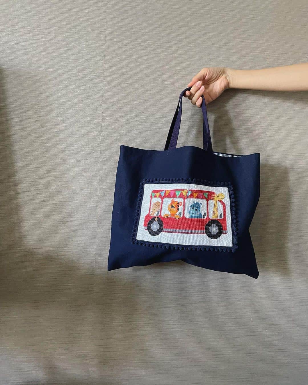 佐倉真衣のインスタグラム：「初めて作ったレッスンバッグ。 ちょっと派手かな？ 喜んでくれてるからいっか🐵💛 幼稚園、ママの方がそわそわしてしまう。。。  #入園準備 #レッスンバッグ #クロスステッチはむっちゃん作」