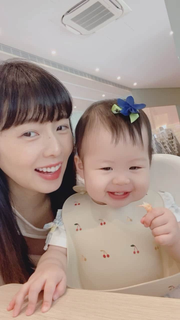 Dewi Chienのインスタグラム：「只要有吃就給笑，還會點頭說謝謝的孩子👶🏻💕  #小蘿蔔🥕🥕🥕 #🥕吃貨系列 #吃蝦初體驗 #好高興」