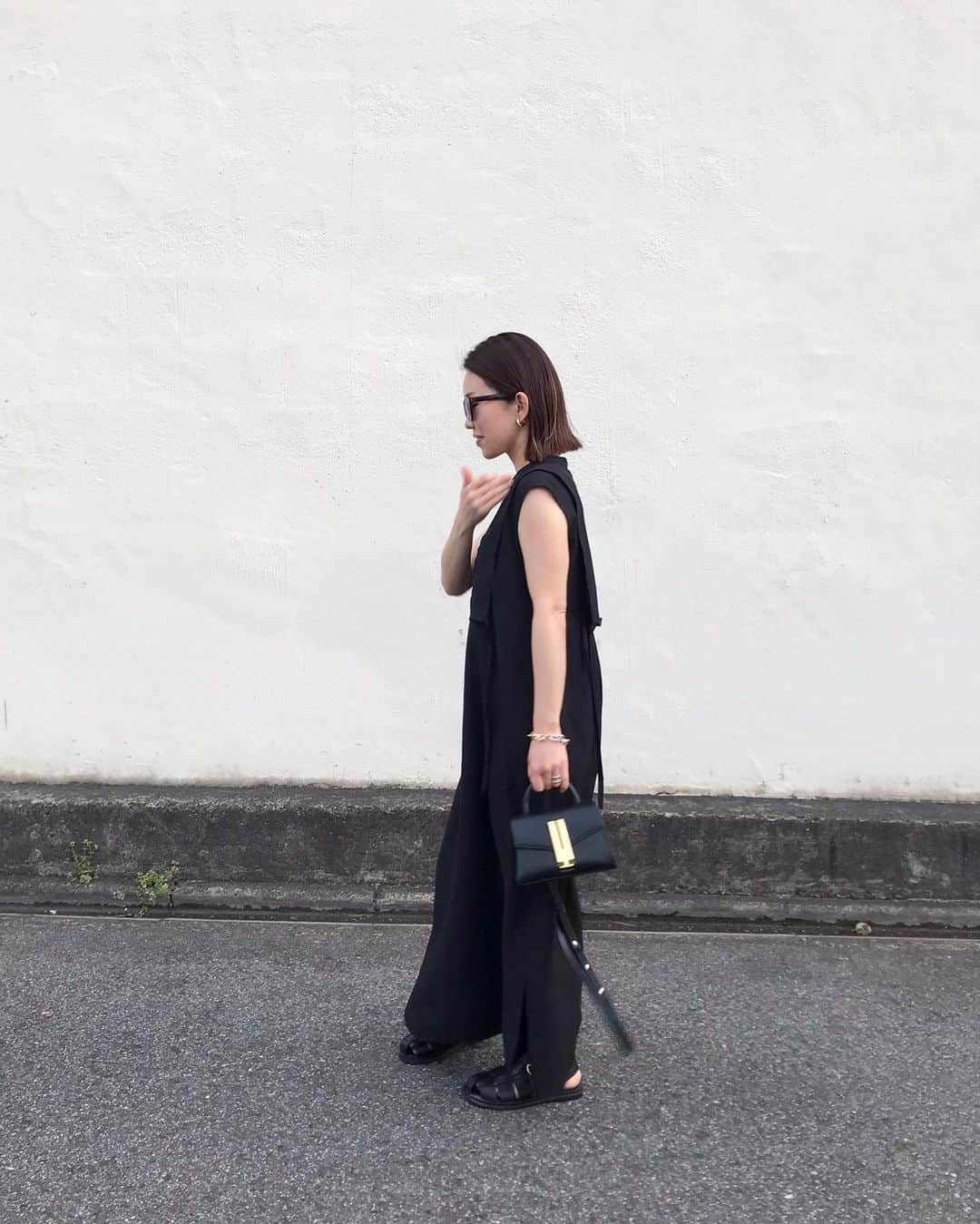 muua777のインスタグラム：「. ⁡ このデザインとってもすき👗 ⁡ さらっと一枚で決まる！！ ⁡ ⁡ ⁡ #サイドスリットカフタンワンピース @titivatejp」