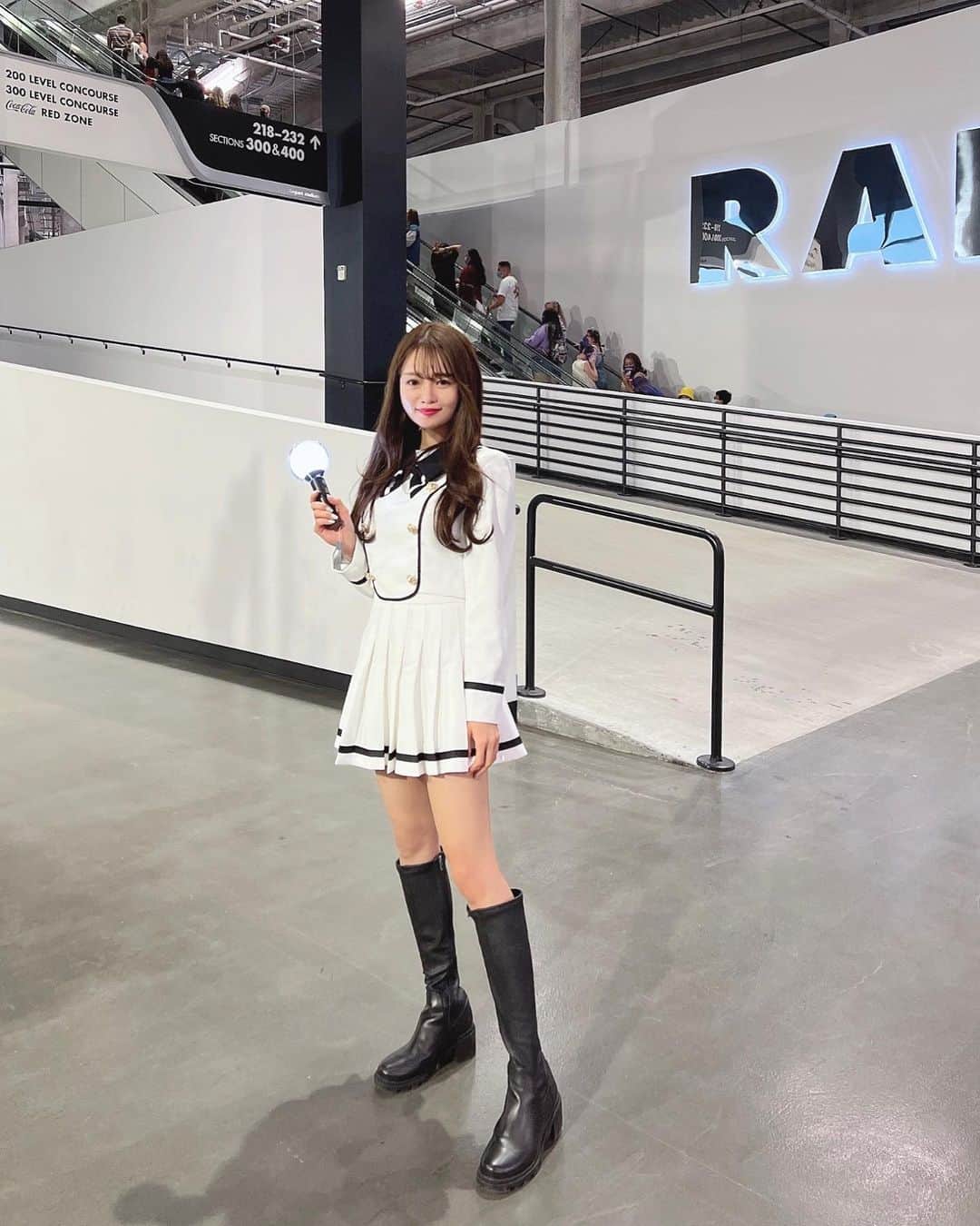 のインスタグラム：「#bts in Las Vegas💓💓 Day 1💫 　  お友達がチケット取ってくれて初参戦🥺 @bouquetdemariee.shop のセットアップでアイドルコーデしました💓 　 　  　 #btsarmy#ptd#btslasvegas#kpop#permissiontodance#セットアップ#セットアップコーデ#セレクトショップ」