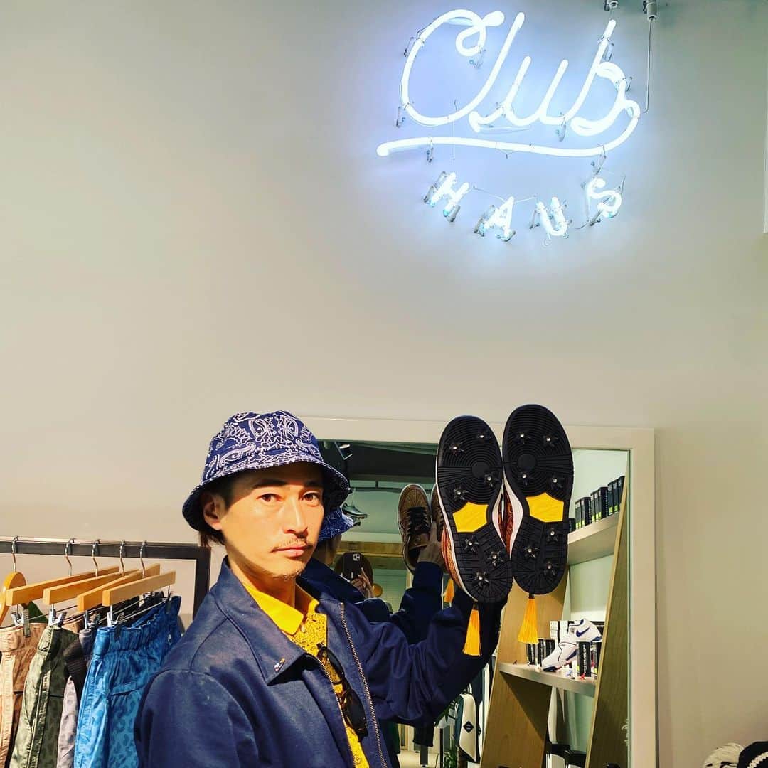 窪塚洋介のインスタグラム：「自分の好きなスニーカーを ゴルフシューズに♪  変えたった‼️ ⛳️ 🏌️‍♂️♪  #golfkicks #clubhaus」