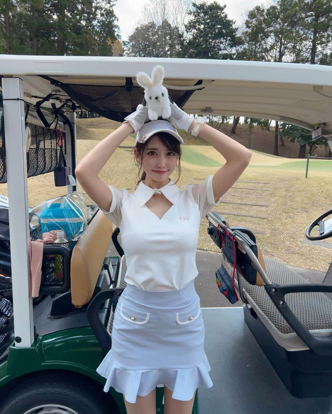 MAYUさんのインスタグラム写真 - (MAYUInstagram)「. めちゃくちゃお天気よかった⛳️✨ . スコアは🟢42.49-91（34putt） 成田のインコース苦手なんだよね〜🥺 いつも叩いちゃう🥲！ . ウェアは @cocoairygolf  トップスは胸元があいてて、肩のシースルーのパフスリがかわいすぎるの🥺🤍 スカートもお上品で色がとってもかわいい💙 水色ってあまり着ることがなかったんだけど、ハマりそう☁️✨ . . 空とマッチしたコーデになった☺️☁️💙 . #ゴルフ女子#ゴルフ#ゴルフウェア#ゴルフコーデ#ゴルフファッション#成田ゴルフ倶楽部#cocoairy#golf#golfwear#golfer#golfgirl#golflife#golflove#golflifestyle#golfcourse#golfclub#golffashion#japanesegirl」4月10日 15時13分 - mayu.kina_golf