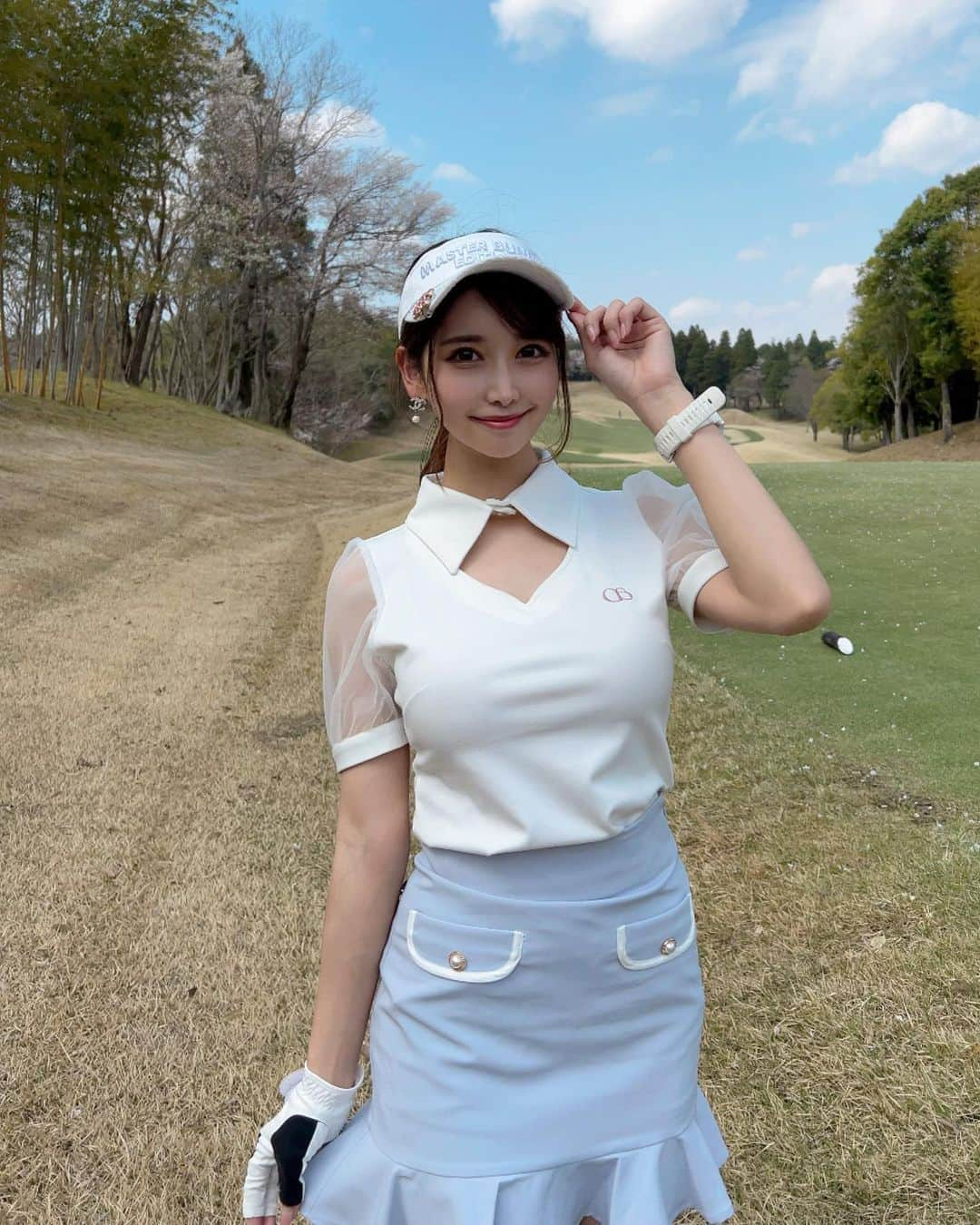 MAYUさんのインスタグラム写真 - (MAYUInstagram)「. めちゃくちゃお天気よかった⛳️✨ . スコアは🟢42.49-91（34putt） 成田のインコース苦手なんだよね〜🥺 いつも叩いちゃう🥲！ . ウェアは @cocoairygolf  トップスは胸元があいてて、肩のシースルーのパフスリがかわいすぎるの🥺🤍 スカートもお上品で色がとってもかわいい💙 水色ってあまり着ることがなかったんだけど、ハマりそう☁️✨ . . 空とマッチしたコーデになった☺️☁️💙 . #ゴルフ女子#ゴルフ#ゴルフウェア#ゴルフコーデ#ゴルフファッション#成田ゴルフ倶楽部#cocoairy#golf#golfwear#golfer#golfgirl#golflife#golflove#golflifestyle#golfcourse#golfclub#golffashion#japanesegirl」4月10日 15時13分 - mayu.kina_golf