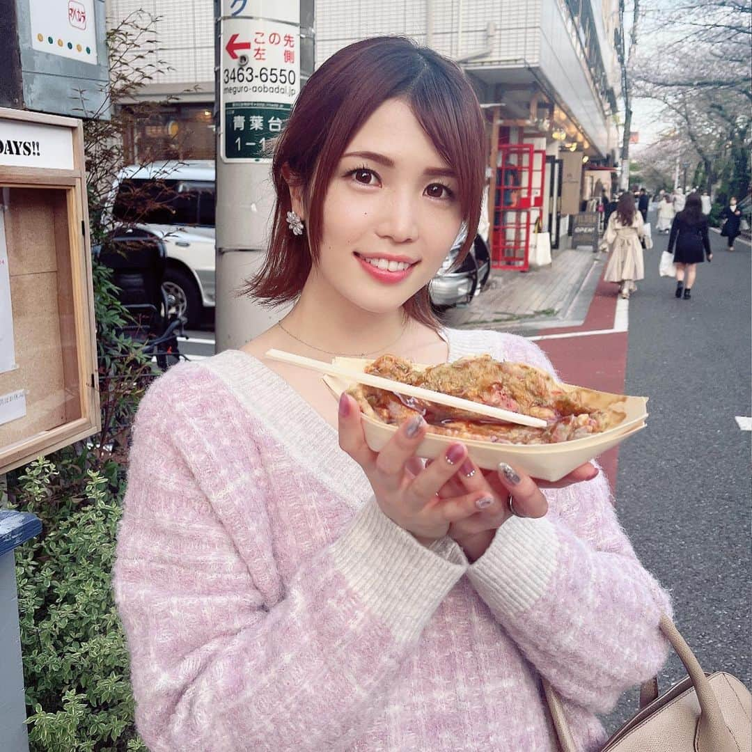 胡桃沢まひるのインスタグラム：「この前お花見に初めて目黒川に行きました🌸 (人混みが嫌いなのでお花見はほぼ行ったことがない派のひと) (もうほぼ散ってたけど！😂😂)  花より団子で延々とご飯を食べ続け、いか焼き、いちごシャンパン、そして居酒屋というフルコース🍓  何を見るかとか、映えとかも大事だけどそれよりも誰と一緒に居るかかな～と思いました🌸 あっという間で楽しかった～💓  #お花見 #目黒川 #いか焼き #いちごシャンパン #お店によって値段が違うから #選んだ方がいいよ」