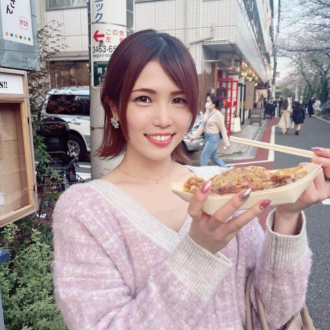 胡桃沢まひるさんのインスタグラム写真 - (胡桃沢まひるInstagram)「この前お花見に初めて目黒川に行きました🌸 (人混みが嫌いなのでお花見はほぼ行ったことがない派のひと) (もうほぼ散ってたけど！😂😂)  花より団子で延々とご飯を食べ続け、いか焼き、いちごシャンパン、そして居酒屋というフルコース🍓  何を見るかとか、映えとかも大事だけどそれよりも誰と一緒に居るかかな～と思いました🌸 あっという間で楽しかった～💓  #お花見 #目黒川 #いか焼き #いちごシャンパン #お店によって値段が違うから #選んだ方がいいよ」4月10日 15時18分 - mahiru104