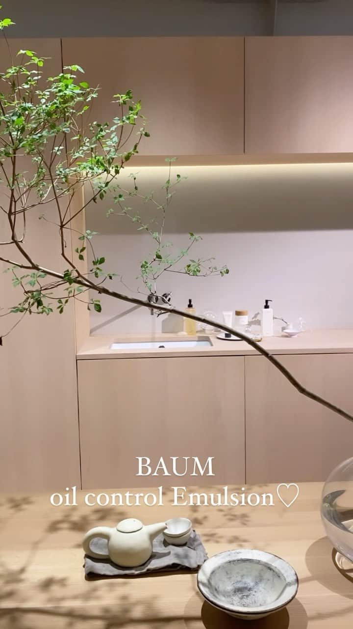 石川理咲子のインスタグラム：「#baum #オイルコントロールエマルジョン  4月7日発売の　@baum_global  オイルコントロールエマルジョン🌿 さらっとしているのに潤うという不思議な感覚💭 皮脂を吸着し、長時間テカリを防ぐ効果があるそうで これからの季節にぴったり。 @baum_global は香りにもこだわっており、 森林浴をしているかのようなフレッシュな香りにも癒されます♡香りものって結構好みが分かれるかと思うのですが、BAUMの香りは苦手な人いないんじゃないかな？と、思うほど良い香りでした🥺 香水がとっても好みだったので、これは絶対買いに行く！！！ルームミストもプレゼントに良さそうだなぁと思いました♡」