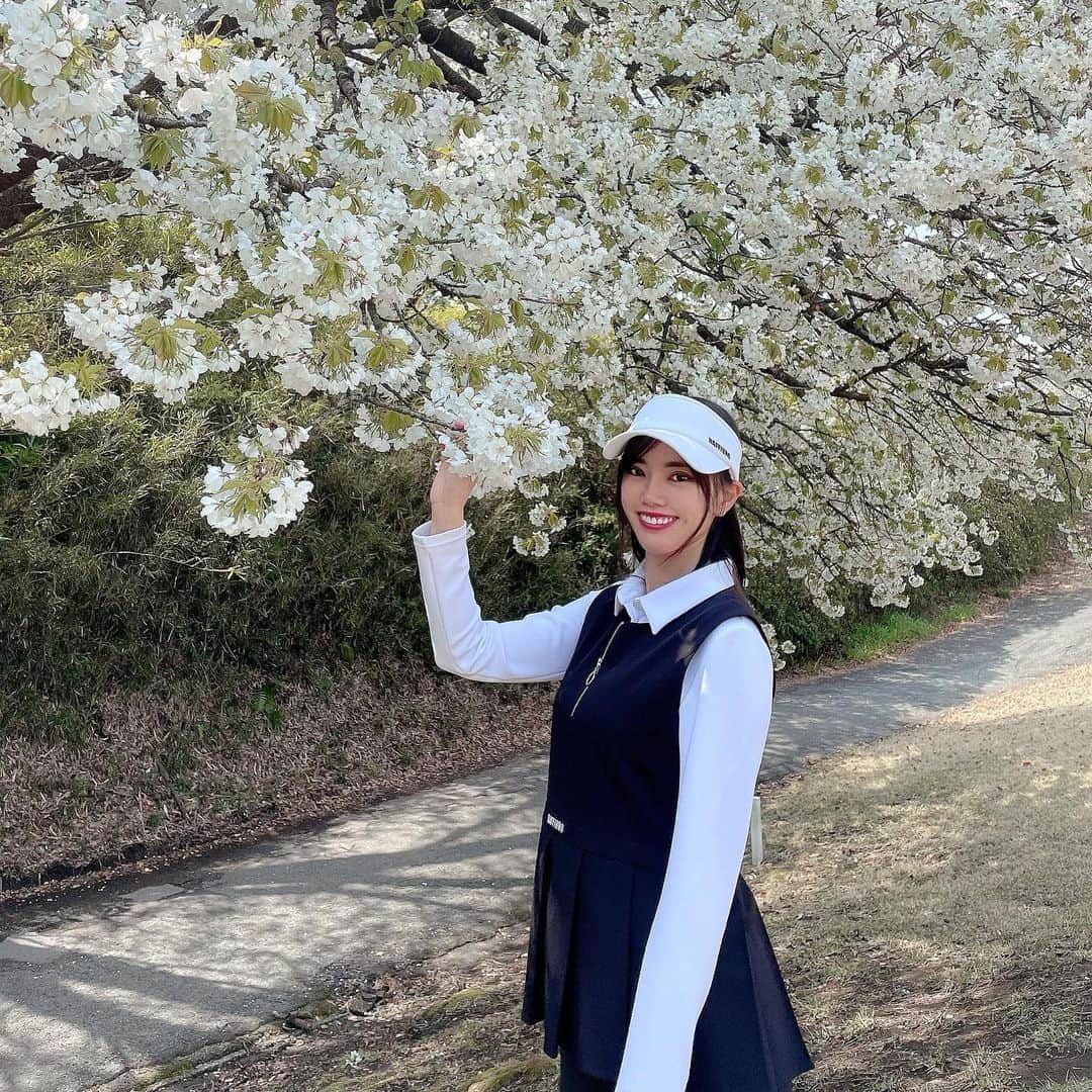 hina2221のインスタグラム：「さくら🌸 . . .  #ゴルフ女子#ゴルフ男子#ゴルフ初心者#ごるふ女子#ごるふ男子#ゴルフ女子初心者#レザレクション#レザレクショントウキョウ#ゴルフコーデ#ゴルフウェア#インスタゴルフ女子#ゴルフ好き##インスタゴルフ部#ドライバー#スイング動画#巻き髪ロング #ゴルフウェア golfgirlsofinstagram#高尔夫#日焼け」