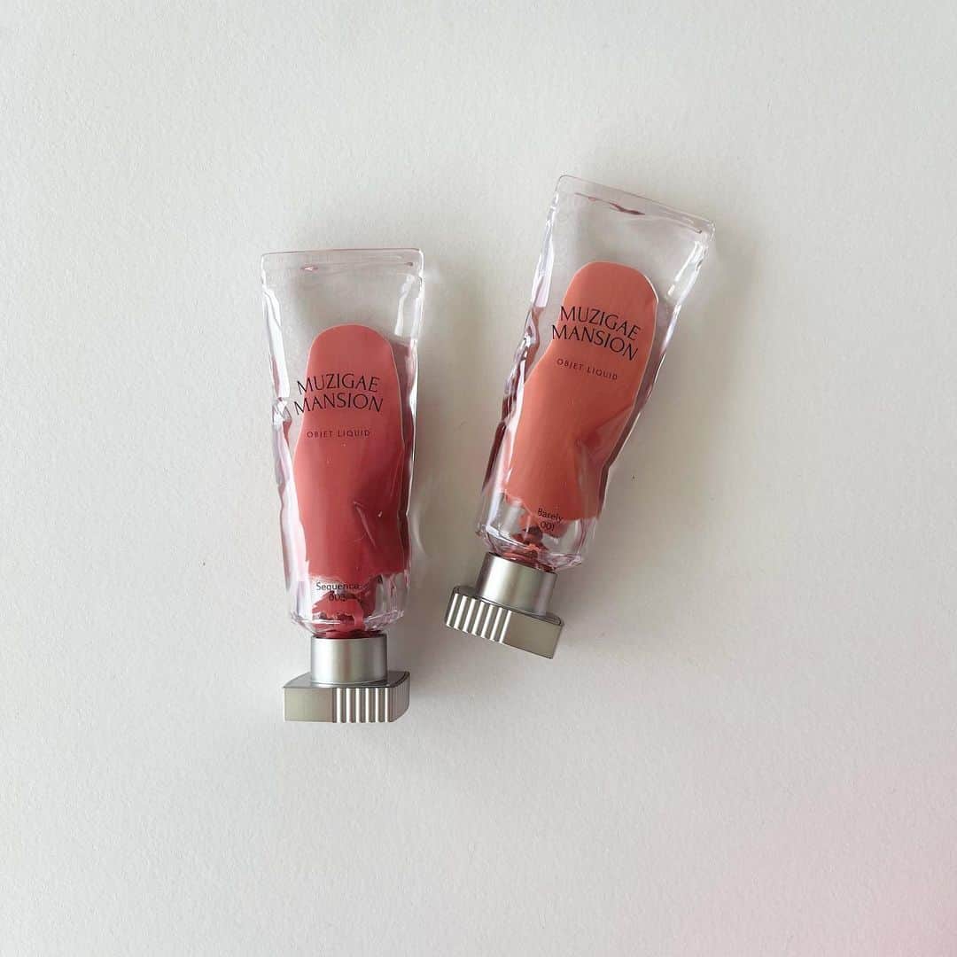 ひよんのインスタグラム：「💋💄  新しいリップ💛 お友達に教えてもらってパケ買いした😍！ 手に持ってるだけでかわいい🥺👏  左:002 右:001 の色だよ！  ビーガンティントでセミマットな感じのテクスチャーだよ☺️  #韓国コスメ #muzigaemansion #vegantint #リップ #ティントリップ #ひよんコスメ」