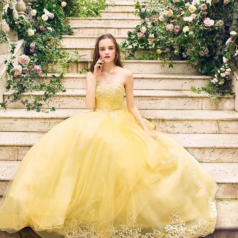 hotel_aomori_weddingのインスタグラム：「. ボリュームのあるスカートは座った姿も魅力的✨ ようやく暖かくなってきた青森。 屋外でのロケーションフォトプランもお勧めです🎞  Dress : Luce (#ルーチェ) Brand : Foursis bride」