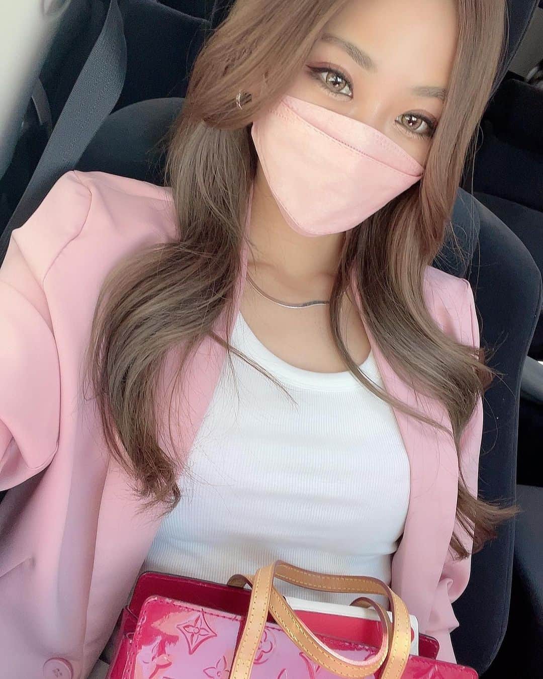 のインスタグラム：「. . . 先日.機会あって4/15から上映される 名探偵コナンハロウィンの花嫁. 試写会に行ってきたたた⚽️ 子供の頃から見てたけど何年経っても 変わらない人気と面白さがすんごい👏 今作も皆カッコよくて凄いよかった😭  #名探偵コナン　 #ハロウィンの花嫁  #映画 #試写会 #ootd #春服コーデ #ピンクコーデ  #ジャケットコーデ」