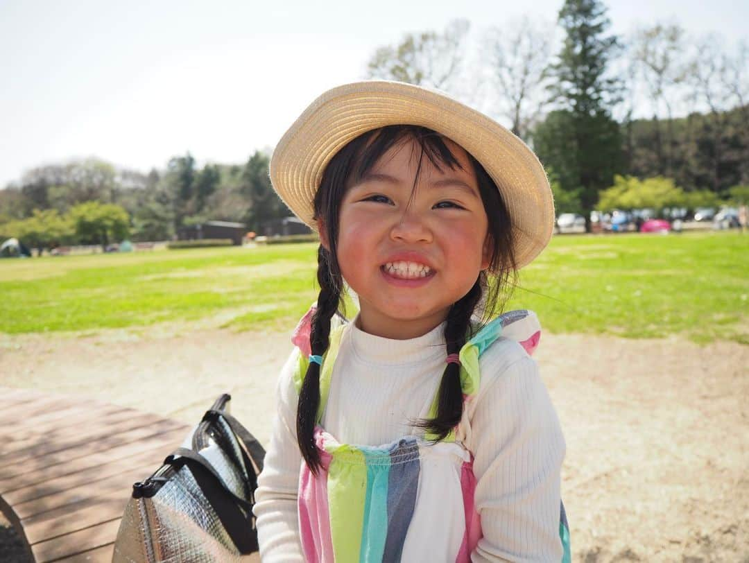 小川あゆ美さんのインスタグラム写真 - (小川あゆ美Instagram)「今日はポートレート撮影📸 今回も素敵に撮っていただきました🥰  …なんちゃって。 我が家のちびっ子カメラマンが撮ってくれました。 久々にカメラ持って公園ピクニック満喫🍙  #お主なかなかやりおるな #子供の感性 #ちびっ子カメラマン #ママポトレ #撮って出し の #装備は眉毛のみ #だって日曜日だもん #ピクニック #2歳女の子 #女の子ママ #こどものいる暮らし #カメラ好きな人と繋がりたい #こどもカメラ部 #公園デート #olympus #olympusem10ii」4月10日 17時14分 - ayumi_2192