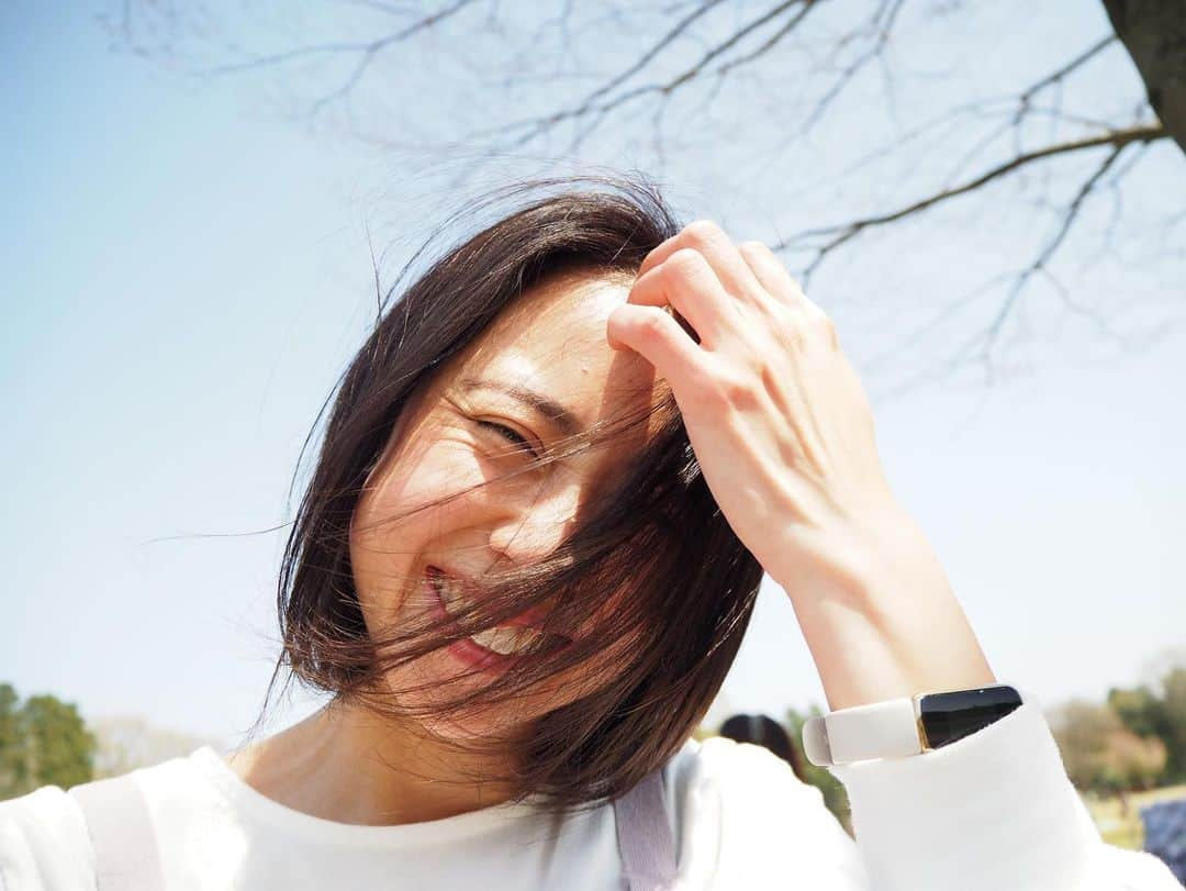 小川あゆ美さんのインスタグラム写真 - (小川あゆ美Instagram)「今日はポートレート撮影📸 今回も素敵に撮っていただきました🥰  …なんちゃって。 我が家のちびっ子カメラマンが撮ってくれました。 久々にカメラ持って公園ピクニック満喫🍙  #お主なかなかやりおるな #子供の感性 #ちびっ子カメラマン #ママポトレ #撮って出し の #装備は眉毛のみ #だって日曜日だもん #ピクニック #2歳女の子 #女の子ママ #こどものいる暮らし #カメラ好きな人と繋がりたい #こどもカメラ部 #公園デート #olympus #olympusem10ii」4月10日 17時14分 - ayumi_2192