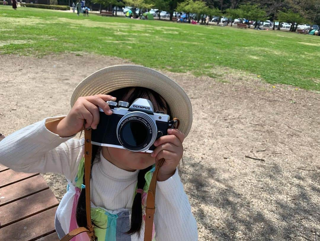 小川あゆ美さんのインスタグラム写真 - (小川あゆ美Instagram)「今日はポートレート撮影📸 今回も素敵に撮っていただきました🥰  …なんちゃって。 我が家のちびっ子カメラマンが撮ってくれました。 久々にカメラ持って公園ピクニック満喫🍙  #お主なかなかやりおるな #子供の感性 #ちびっ子カメラマン #ママポトレ #撮って出し の #装備は眉毛のみ #だって日曜日だもん #ピクニック #2歳女の子 #女の子ママ #こどものいる暮らし #カメラ好きな人と繋がりたい #こどもカメラ部 #公園デート #olympus #olympusem10ii」4月10日 17時14分 - ayumi_2192