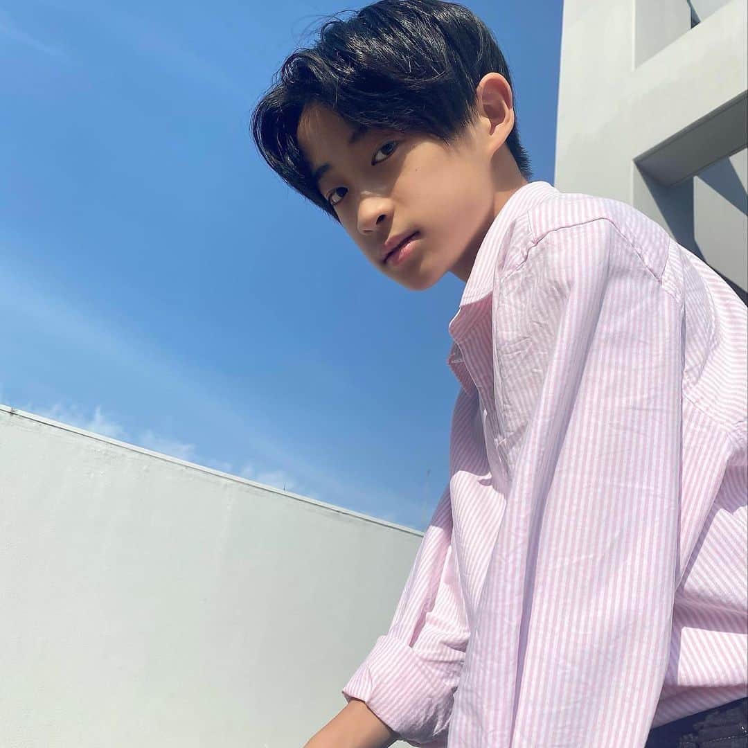 神田聖のインスタグラム：「今日はピンクのシャツで春らしく🌸  久しぶりにセンターパートしました🙄」