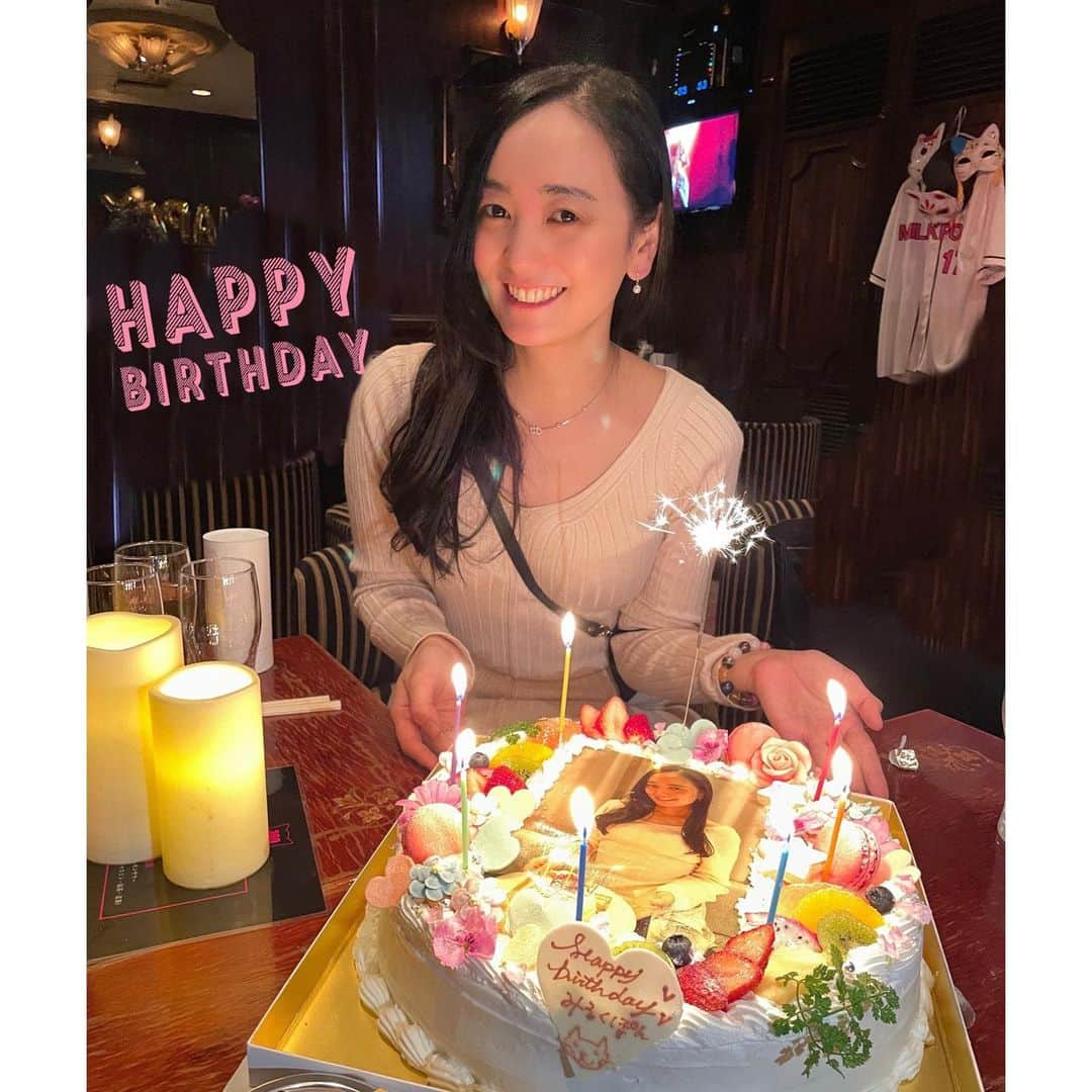 脊山麻理子のインスタグラム：「4月8日誕生日を迎えました🎂最高に可愛いケーキをサプライズで用意して貰いました🎂 大好きなピンクと水色にお花で囲まれた写真付き📷プレートの猫ちゃんも可愛い😻幸せものです💕ありがとう💕  年末年始にじっくり聞いタロウの企画で10キロ痩せたので、このまま引き続きBODY ARCHIに通ってカラダもココロも綺麗に磨いて行こうと思います♡  #お釈迦様の誕生日 #みるくぽん #猫ちゃん可愛い #birthdaycake #人生で1番大きなケーキ #可愛い #サプライズ #誕生日ケーキ」