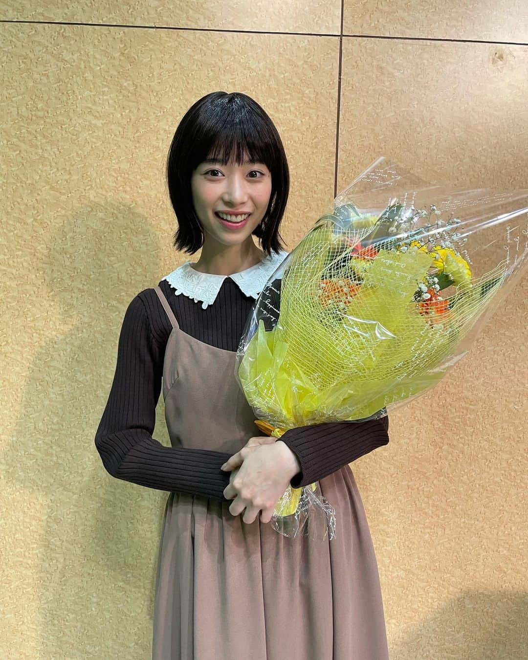 名探偵ステイホームズのインスタグラム：「#名探偵ステイホームズ  #森川葵 さんクランクアップ写真✨ アタルが恋する謎のリサーチャー智子を演じた森川さん❣️💕 前編では、ご覧の方々から様々な考察が飛び交ってました🤔🤔🤔 一体、何者⁉️謎のリサーチャー智子まとめ動画、まだの方は是非チェックしてください❣✨️👉youtu.be/5TqHYoUEsrE」