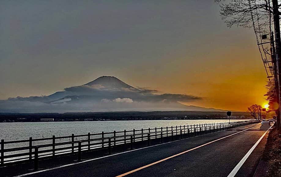渡辺裕之のインスタグラム：「昨日の夕景 と 今朝の 富士山🗻  #霊峰富士 #祈り」