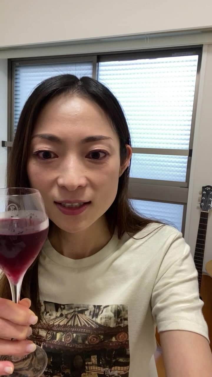 松本英子のインスタグラム：「YouTube配信直前盛り上げインスタライブでした〜🍷😆🙌🙌」