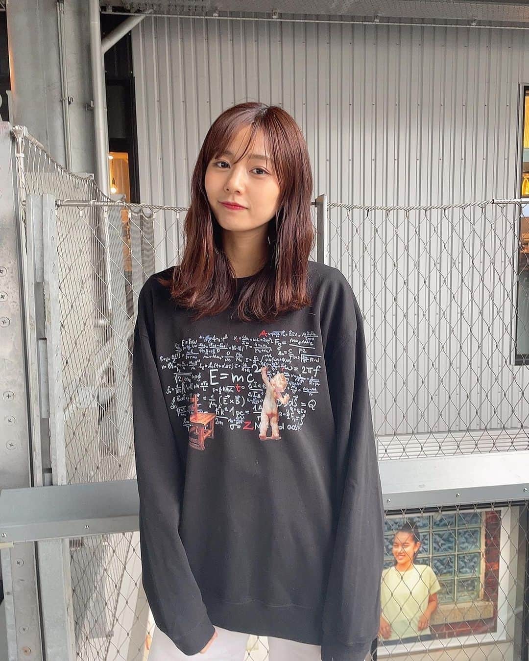 杉浦みずきのインスタグラム：「. ラフなトレーナーが活躍する季節〜 天使の柄がお気に入り👼💓 ・ ・ @alvertz_official」