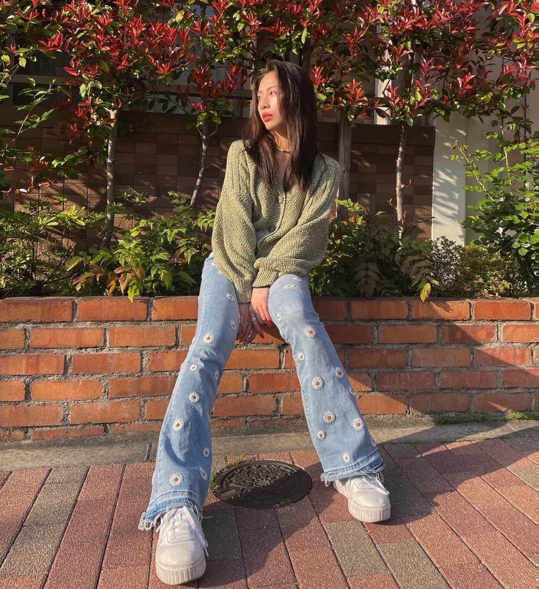 honoka のインスタグラム：「薄い顔の日やから服の色も薄めですん🌸 暑くなってきてわくわくするね。  今日もツアーに向けてリハでした💗」