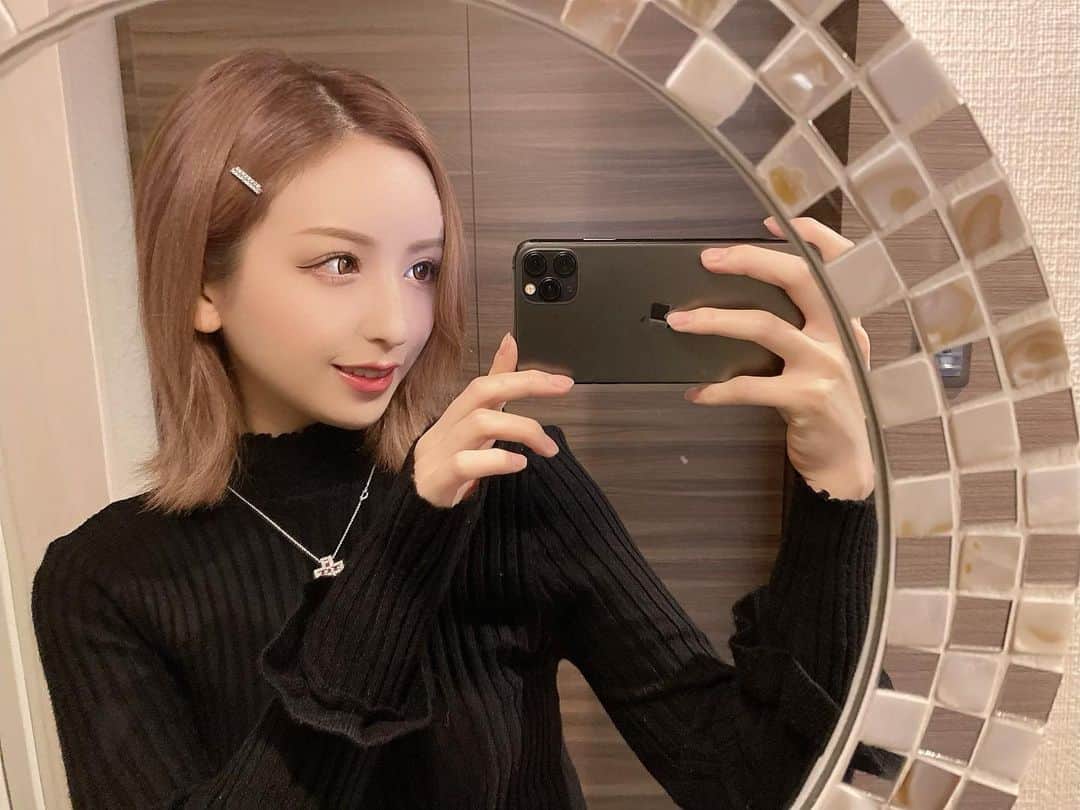 立花アヤカのインスタグラム：「ショートヘアはやっぱすぐ飽きる👩‍🦰 外ハネ以外のアレンジ自分でできないわ🥱𓈒 𓂂𓏸   #ショートヘア  #ショートカット  #ボブ」