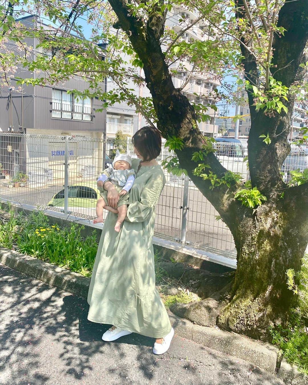 北川りなのインスタグラム：「. 息子夏服デビューしたから、記念におそろコーデしてきた👕✨  背景も緑でもう何が何だかわかりにくいけど(笑)  4枚目はいつも携帯向けるとガン見だから笑顔撮るのにめちゃ頑張った🤣✨  息子の服はだいたい @shein_japan で揃えてる！安くて品揃えたくさん♪  お洋服はクーポンコード:kitagawarina で6000円以上20%OFFになるよ！  #生後2ヶ月#リンクコーデ#親子コーデ#親子リンクコーデ #男の子ベビー#男の子ママ#赤ちゃん#baby#冬生まれ#新米ママ#赤ちゃんのいる暮らし #shein #shein購入品 #緑コーデ#ベビママコーデ #0歳男の子#男の子コーデ」