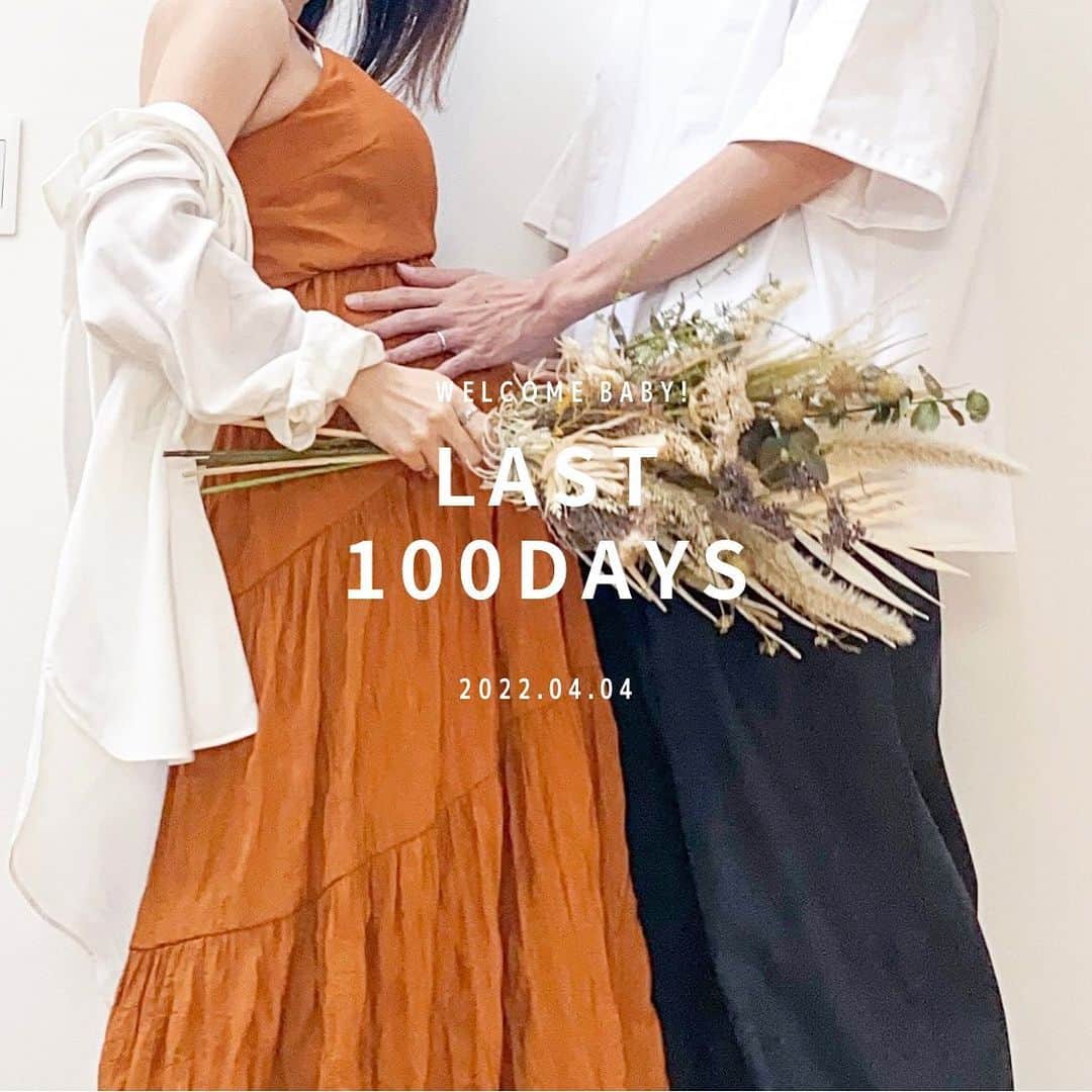 片桐優妃のインスタグラム：「#last100days #🤰 . 先週予定日まで残り100日を切りました🤗#マタニティフォト は撮る予定じゃなかったけどやっぱりせっかくだからと思い記念に🙏これ以上大きくなってからだと体型もかなり崩れそうなのでこのタイミングで😂 お腹は大きいのに他は細くてすごい〜🤭みたいのに憧れてたけどそんなのとてもとても無理でした🥲🥲笑 . 私たぶんお腹結構でている方かと思う🤔でももうこれで妊娠中やり残したことはあんまりないかな〜🙆‍♀️ . #妊娠26週 #セルフマタニティフォト #マタニティーライフ #マタニティドレス #妊娠7ヶ月 #安定期 #妊娠中期 #ゼクシィbaby第8期ママ隊」
