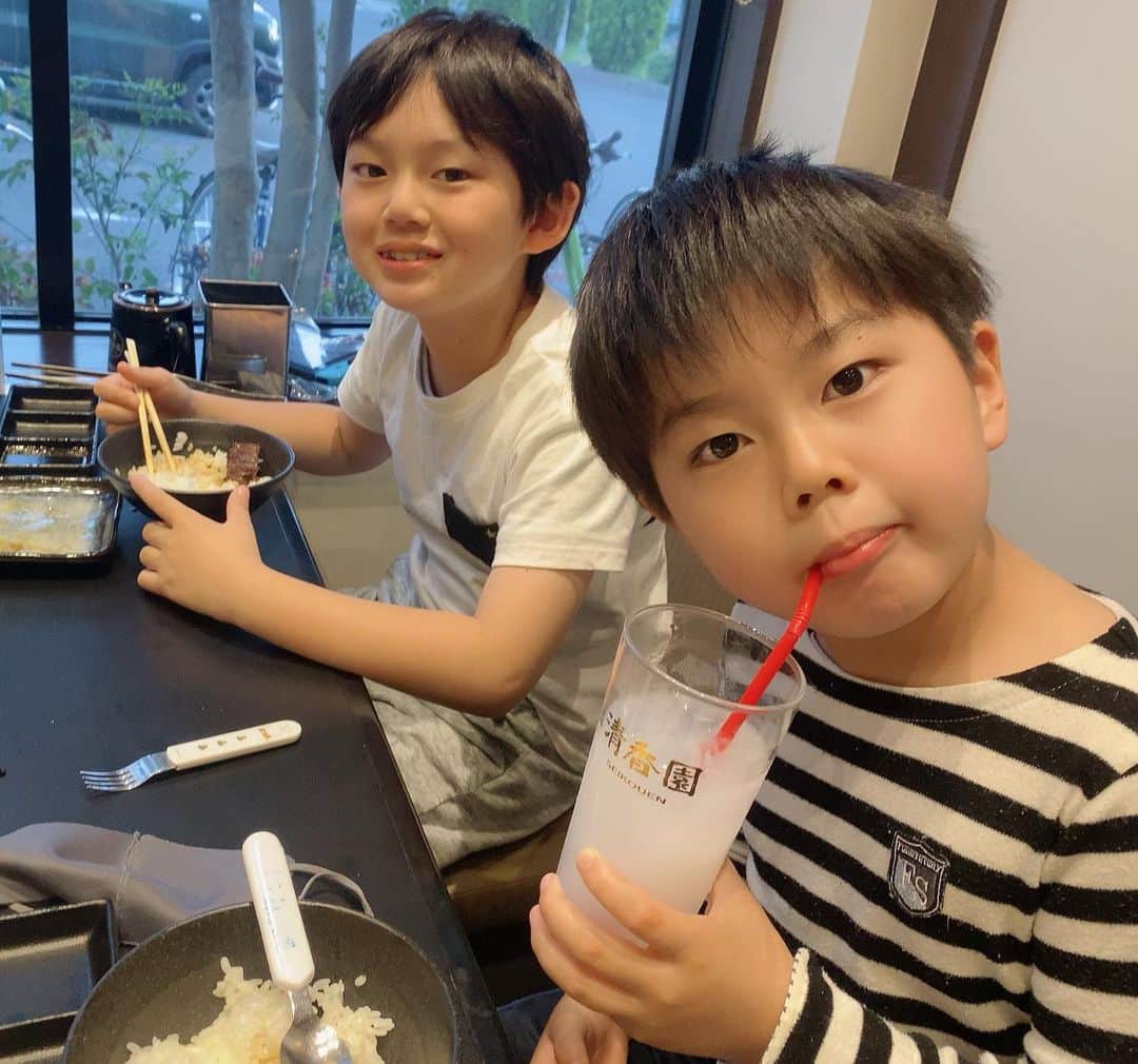 ブラザー4チャンネルさんのインスタグラム写真 - (ブラザー4チャンネルInstagram)「【お祝い&お疲れ会】 やっと家族全員で卒業・入学祝いができました🌸 家族6人の時間が少なくなるという事は、それだけ子どもたちが成長している証ですね✨ ⁡ そして、こんなに食べる子たちだったかしら・・・w ⁡ #brother4 #YouTuber #卒業祝い #入学祝い #男兄弟 ⁡#食べる量半端ない」4月10日 18時40分 - brother4channel