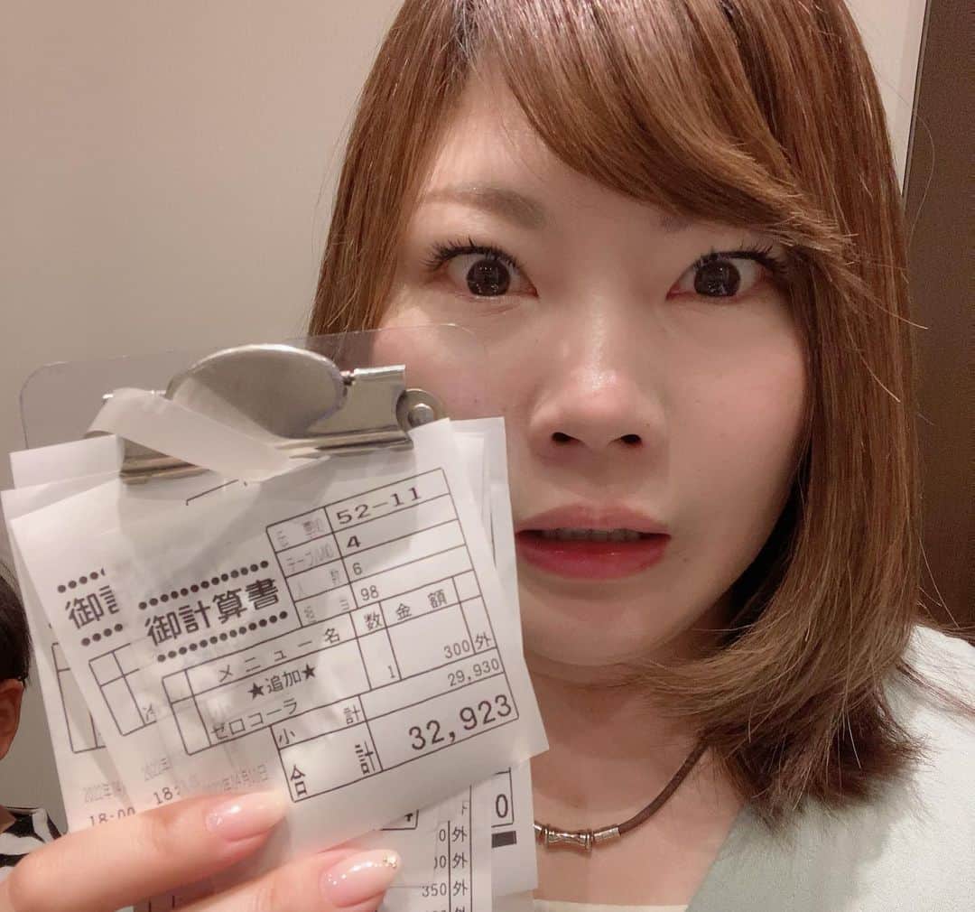 ブラザー4チャンネルさんのインスタグラム写真 - (ブラザー4チャンネルInstagram)「【お祝い&お疲れ会】 やっと家族全員で卒業・入学祝いができました🌸 家族6人の時間が少なくなるという事は、それだけ子どもたちが成長している証ですね✨ ⁡ そして、こんなに食べる子たちだったかしら・・・w ⁡ #brother4 #YouTuber #卒業祝い #入学祝い #男兄弟 ⁡#食べる量半端ない」4月10日 18時40分 - brother4channel