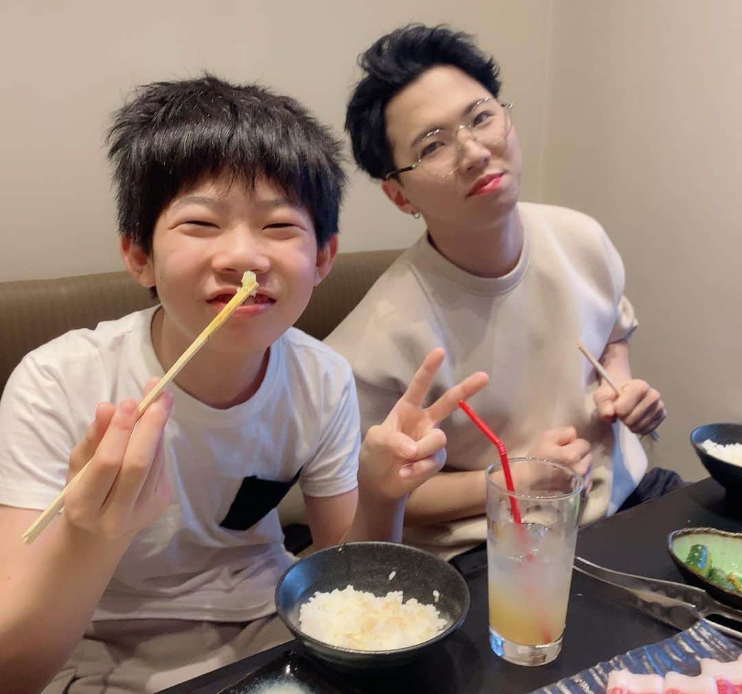 ブラザー4チャンネルさんのインスタグラム写真 - (ブラザー4チャンネルInstagram)「【お祝い&お疲れ会】 やっと家族全員で卒業・入学祝いができました🌸 家族6人の時間が少なくなるという事は、それだけ子どもたちが成長している証ですね✨ ⁡ そして、こんなに食べる子たちだったかしら・・・w ⁡ #brother4 #YouTuber #卒業祝い #入学祝い #男兄弟 ⁡#食べる量半端ない」4月10日 18時40分 - brother4channel