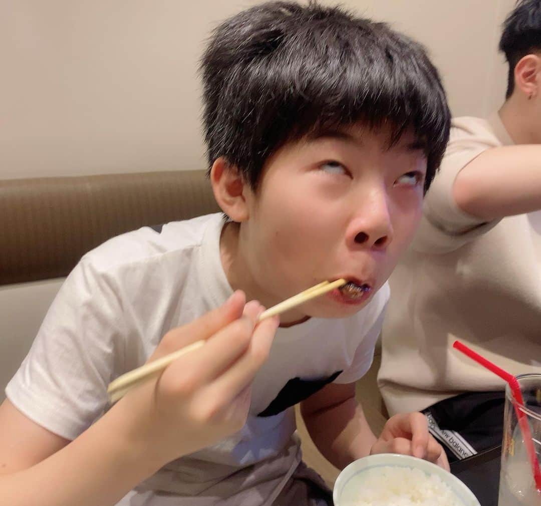 ブラザー4チャンネルさんのインスタグラム写真 - (ブラザー4チャンネルInstagram)「【お祝い&お疲れ会】 やっと家族全員で卒業・入学祝いができました🌸 家族6人の時間が少なくなるという事は、それだけ子どもたちが成長している証ですね✨ ⁡ そして、こんなに食べる子たちだったかしら・・・w ⁡ #brother4 #YouTuber #卒業祝い #入学祝い #男兄弟 ⁡#食べる量半端ない」4月10日 18時40分 - brother4channel