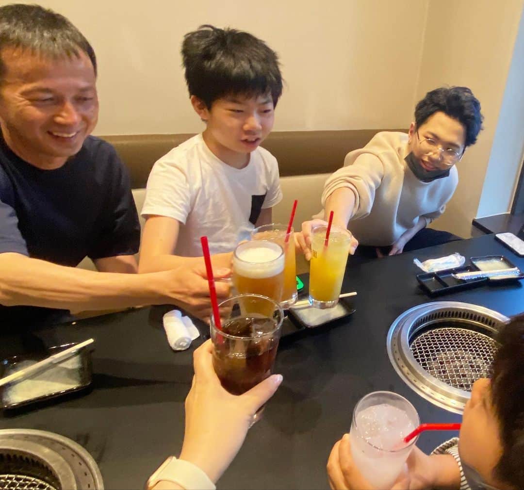 ブラザー4チャンネルさんのインスタグラム写真 - (ブラザー4チャンネルInstagram)「【お祝い&お疲れ会】 やっと家族全員で卒業・入学祝いができました🌸 家族6人の時間が少なくなるという事は、それだけ子どもたちが成長している証ですね✨ ⁡ そして、こんなに食べる子たちだったかしら・・・w ⁡ #brother4 #YouTuber #卒業祝い #入学祝い #男兄弟 ⁡#食べる量半端ない」4月10日 18時40分 - brother4channel