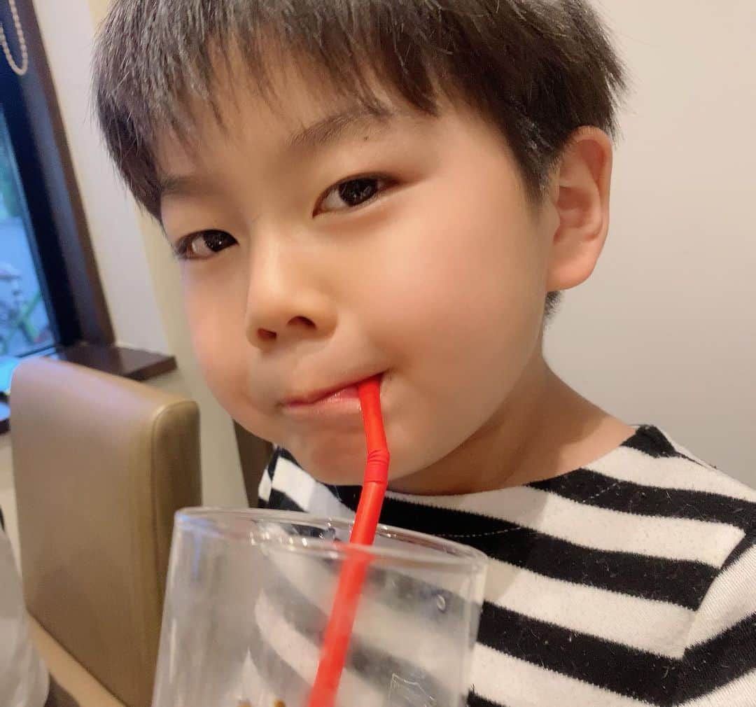 ブラザー4チャンネルさんのインスタグラム写真 - (ブラザー4チャンネルInstagram)「【お祝い&お疲れ会】 やっと家族全員で卒業・入学祝いができました🌸 家族6人の時間が少なくなるという事は、それだけ子どもたちが成長している証ですね✨ ⁡ そして、こんなに食べる子たちだったかしら・・・w ⁡ #brother4 #YouTuber #卒業祝い #入学祝い #男兄弟 ⁡#食べる量半端ない」4月10日 18時40分 - brother4channel