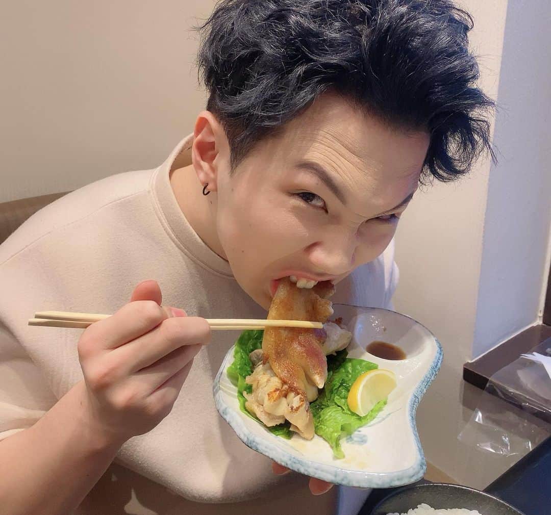 ブラザー4チャンネルさんのインスタグラム写真 - (ブラザー4チャンネルInstagram)「【お祝い&お疲れ会】 やっと家族全員で卒業・入学祝いができました🌸 家族6人の時間が少なくなるという事は、それだけ子どもたちが成長している証ですね✨ ⁡ そして、こんなに食べる子たちだったかしら・・・w ⁡ #brother4 #YouTuber #卒業祝い #入学祝い #男兄弟 ⁡#食べる量半端ない」4月10日 18時40分 - brother4channel