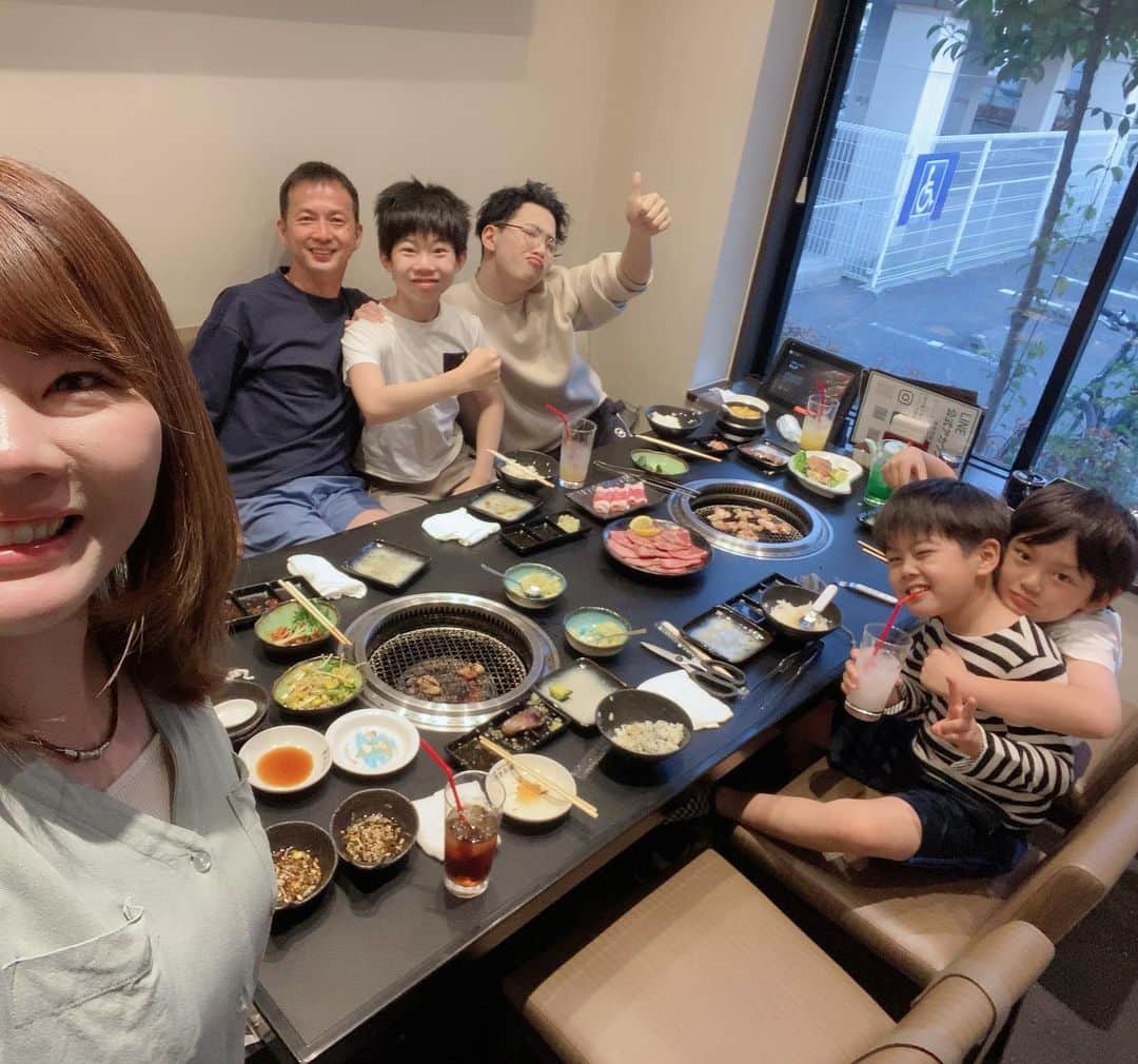 ブラザー4チャンネルさんのインスタグラム写真 - (ブラザー4チャンネルInstagram)「【お祝い&お疲れ会】 やっと家族全員で卒業・入学祝いができました🌸 家族6人の時間が少なくなるという事は、それだけ子どもたちが成長している証ですね✨ ⁡ そして、こんなに食べる子たちだったかしら・・・w ⁡ #brother4 #YouTuber #卒業祝い #入学祝い #男兄弟 ⁡#食べる量半端ない」4月10日 18時40分 - brother4channel