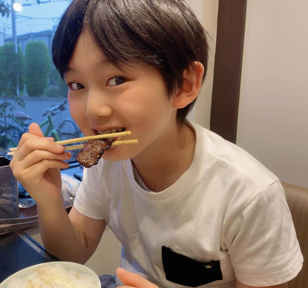ブラザー4チャンネルさんのインスタグラム写真 - (ブラザー4チャンネルInstagram)「【お祝い&お疲れ会】 やっと家族全員で卒業・入学祝いができました🌸 家族6人の時間が少なくなるという事は、それだけ子どもたちが成長している証ですね✨ ⁡ そして、こんなに食べる子たちだったかしら・・・w ⁡ #brother4 #YouTuber #卒業祝い #入学祝い #男兄弟 ⁡#食べる量半端ない」4月10日 18時40分 - brother4channel