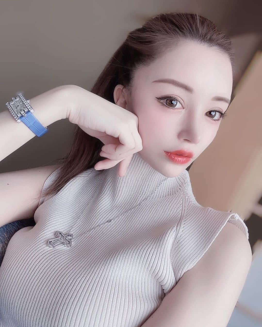 えりなのインスタグラム：「アホ毛との戦い🥹w . . . #オールバック#韓国メイク #韓国ファッション#ホワイトコーデ #広島キャバクラ#春メイク #キャバ嬢 #広島キャバ嬢」