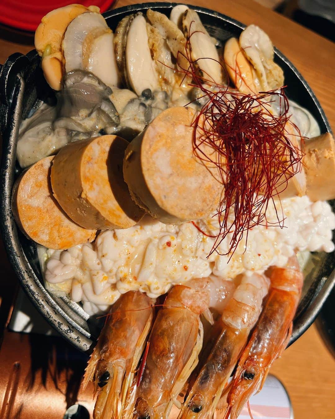かなてゃんさんのインスタグラム写真 - (かなてゃんInstagram)「ずっと食べたかった痛風鍋をついに食べれた🐶  牡蠣あん肝海老ホタテ白子、、、  幸せだった〜！ カルパッチョとかの他のお料理も美味しくて、オーガニックワインとかもあって満足でした🍷  (@fishmarketebisu ) #FISHMARKETEBISU  . . . #恵比寿 #恵比寿ディナー #居酒屋 #グルメ女子 #グルメ好きな人と繋がりたい #恵比寿グルメ　#恵比寿鍋　#恵比寿女子 #痛風鍋 #牡蠣 #海鮮」4月10日 19時02分 - _yakiniku_