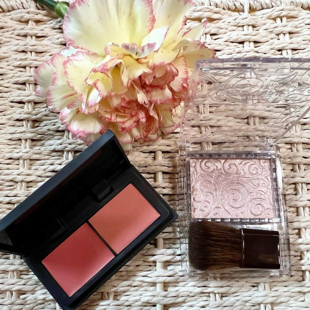加藤玲奈のインスタグラム：「最近のお気に入りたちー✨  @threecosmetics  このチーク、クリーム状とパウダー状の2種類が揃ってるからめちゃくちゃ使いやすいの！フワッとさせたい時は、クリーム状を仕込んで、しっかり目にしたい時はパウダー状を筆で使ってる！使い分けれるのすごい嬉しい🥺💓  @cezannecosmetics  ハイライトなんだけど、めちゃくちゃいい！ 指でつけるとめっちゃ鼻筋綺麗にみえる！！！ チークの上とかには筆でつけると着きすぎず、ツヤ感でます！  どっちもおすすめ☺️💓」