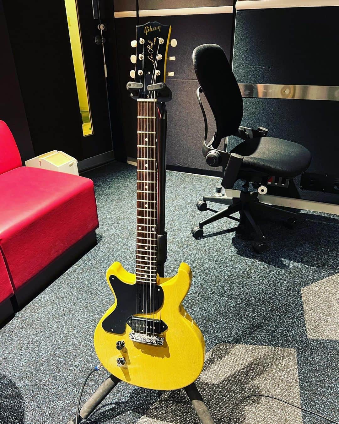 のインスタグラム：「#🎸  #TVyellow  #distortion #TVイエロー #ダブルカッタウェイ  #studio #guitar  #櫻井敦司 #ヤガミトール #樋口豊 #星野英彦 #今井寿 #imaihisashi #guitar #bucktick #bt #peace #✌🏻 #🌈🌈🌈🌈🌈🌈🌈 #アブラカダブラ #ABRACADABRA #🔮🙏🏻 #御守り」